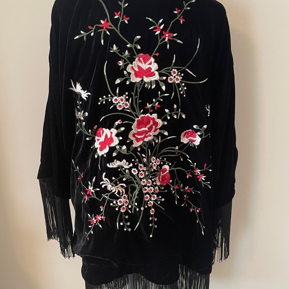 Reba Black Floral Embroidered Cape with Fringe - Picture 3 of 4